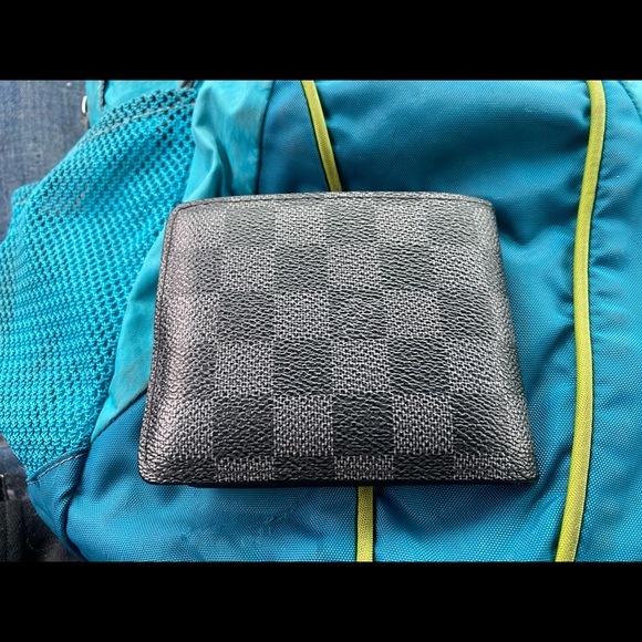 Louis Vuitton wallet it has Serial number in it - Picture 4 of 4